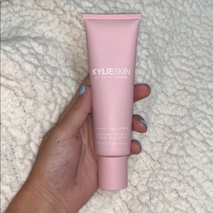 Kylie Skin Walnut Scrub